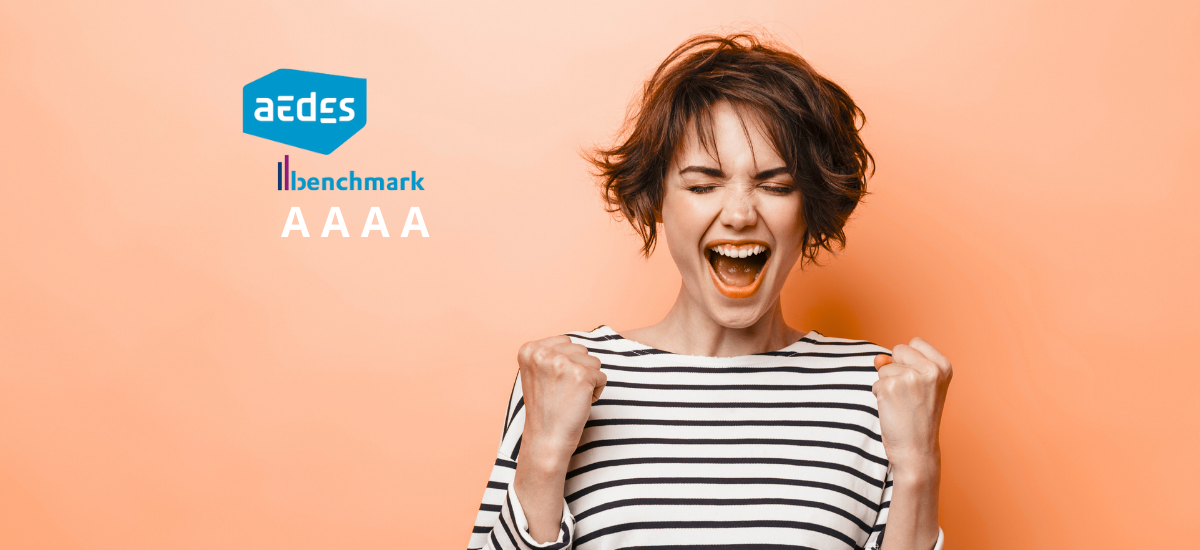 Blije vrouw die het uitschreeuwt van blijdschap op oranje achtergrond.