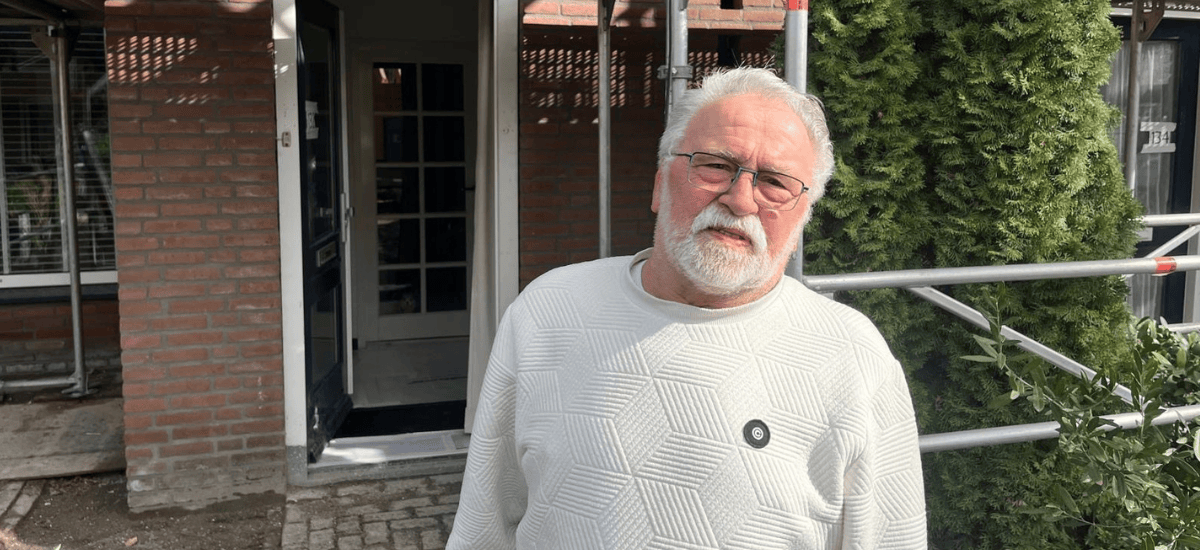 Arno de Wit voor zijn woning die wordt gerenoveerd