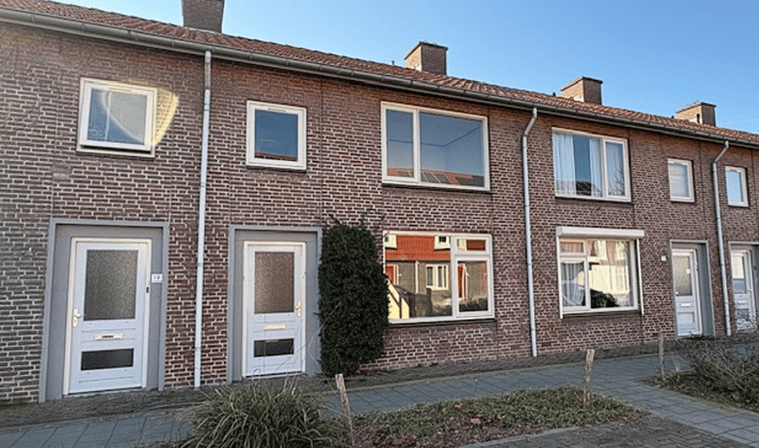 Rijtje huizen met in het midden de woning aan de Bisonstraat 17 die te koop wordt aangeboden