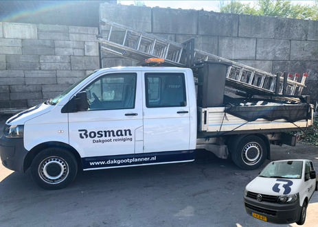 Foto van een van de bedrijfswagens van Bosmans met een ladder achterop.
