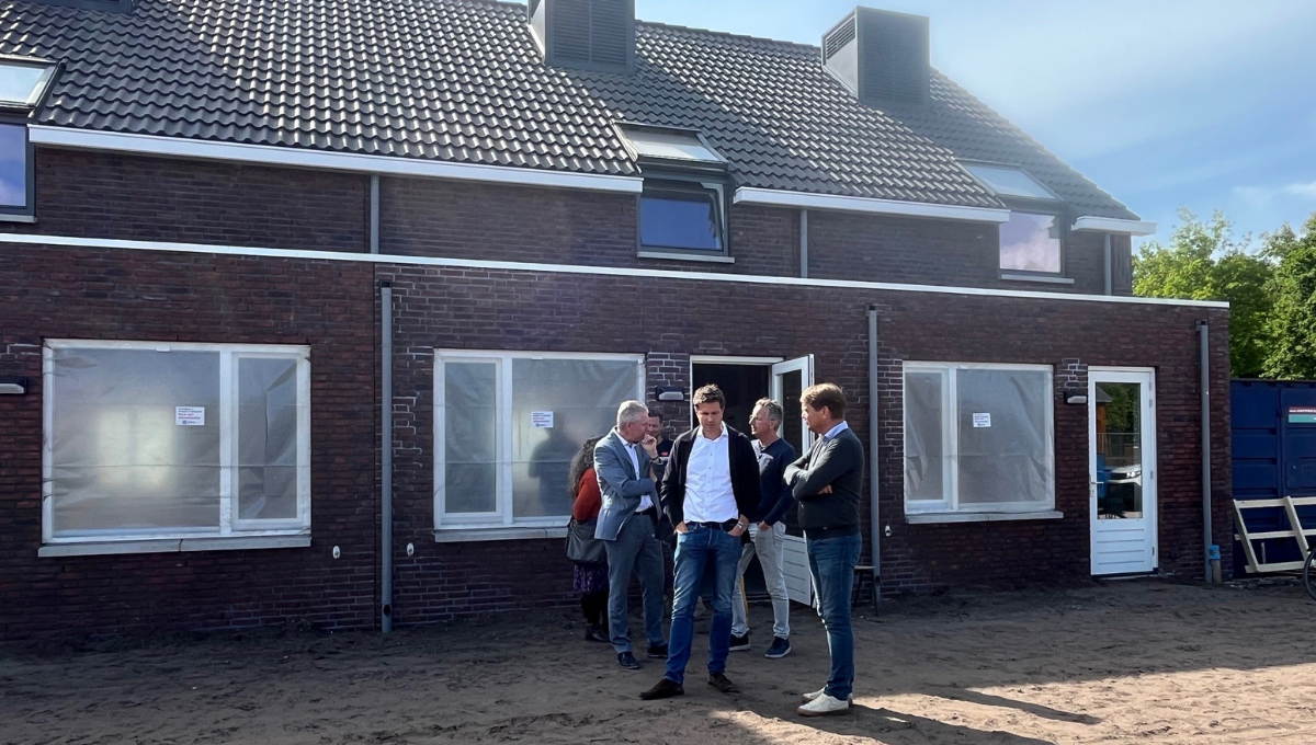 Burgemeester en enkele raadsleden voor de woningen in Bakel