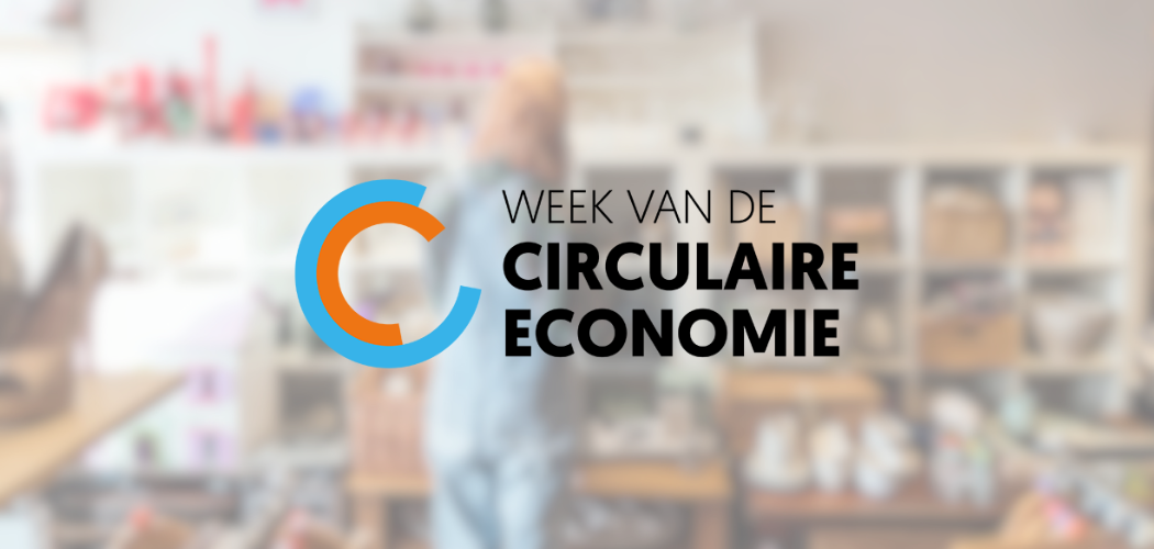 Logo van de week van de circulaire economie met vaag op de achtergrond een hoekje in een kringloopwinkel met een persoon die rondsnuffelt