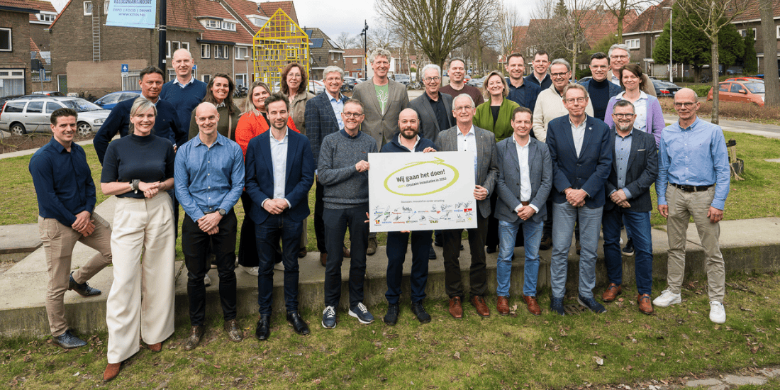 Foto van de directeur-bestuurders van de 13 MRE corporaties met ondertekende commitmentverklaring