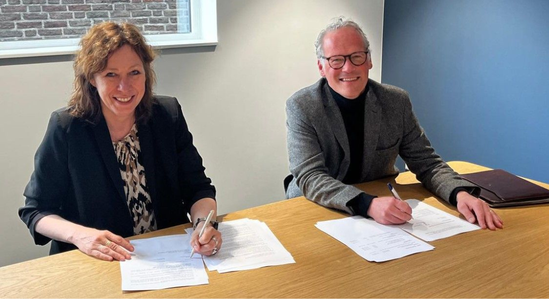 Directeur-bestuurder Joke Abbring van Goed Wonen en directeur Paul Uppelschoten van Huybregts Relou tekenen contract