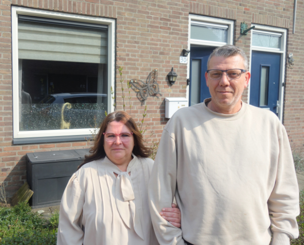 Dimi en Bianca arm in arm voor hun woning in de zon