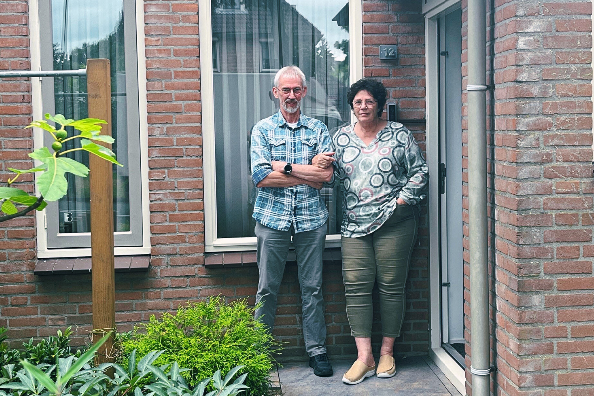 Foto van familie vd Heijden in de voortuin bij hun voordeur voor hun woning