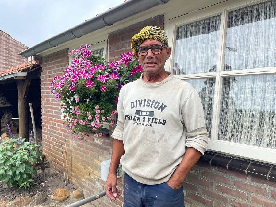 Frits de Sadeleer staand buiten bij zijn woning