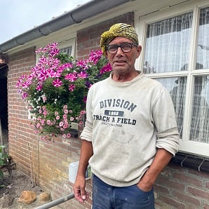 Frits de Sadeleer staand buiten bij zijn woning