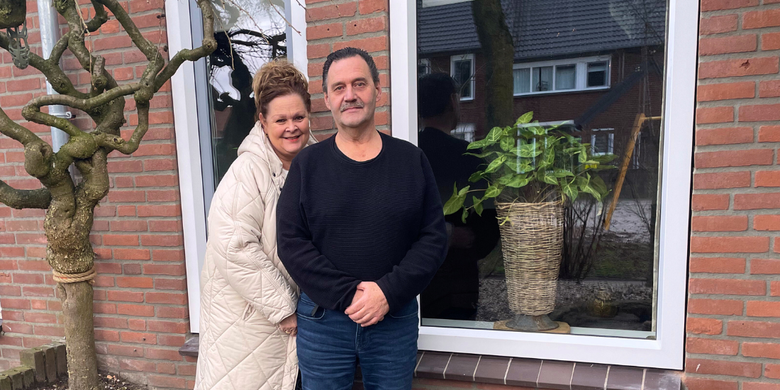 Marjo en Erica voor hun gerenoveerde woning