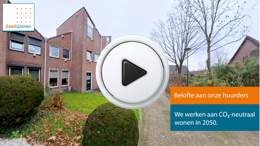 thumbnail uit de youtube film. Foto van enkele huizen in Den Elding met tekstblok: we beloven CO2-neutraal wonen in 2050