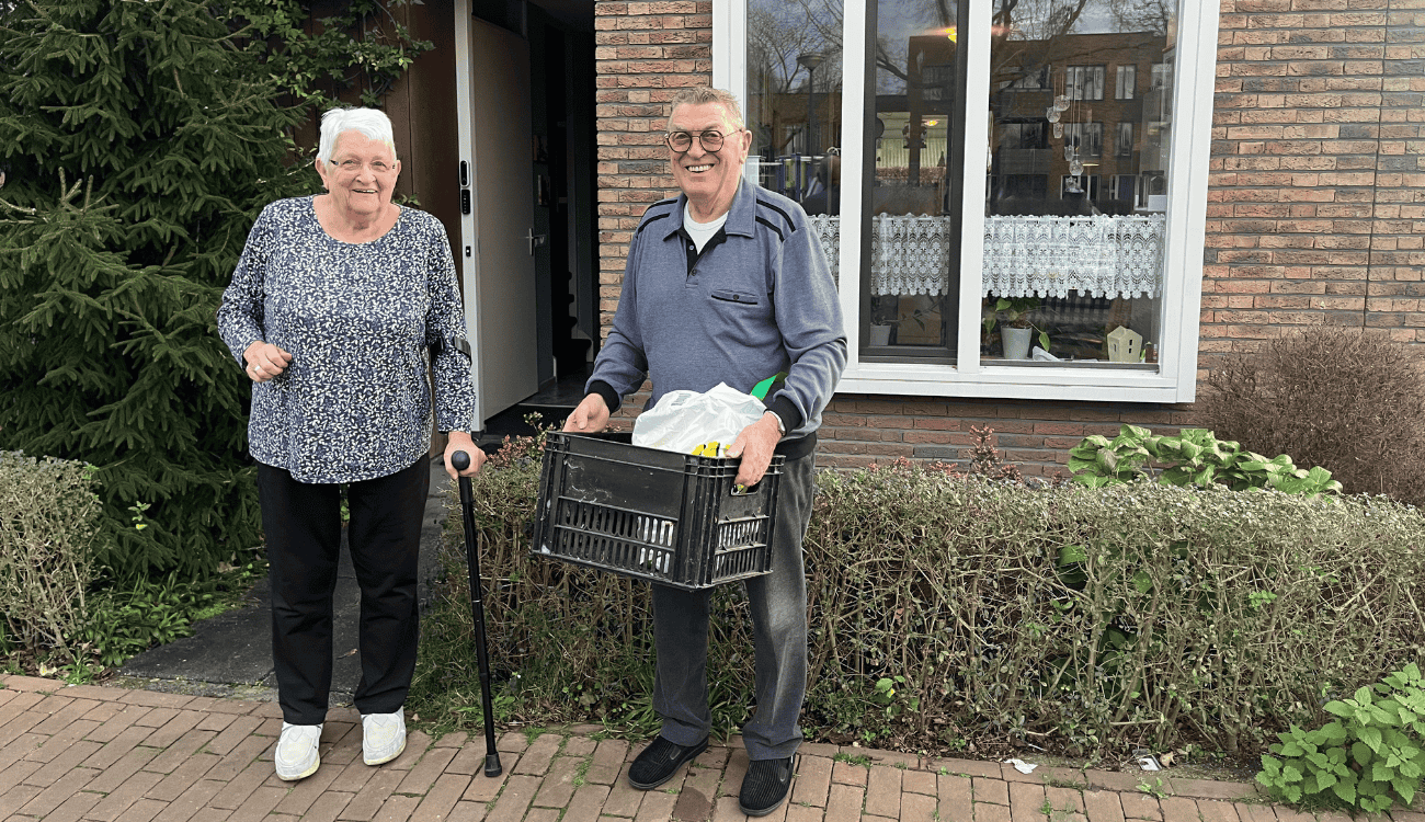 Een lachende Harrie en Ria staan vóór hun woning aan het Indiëplantsoen