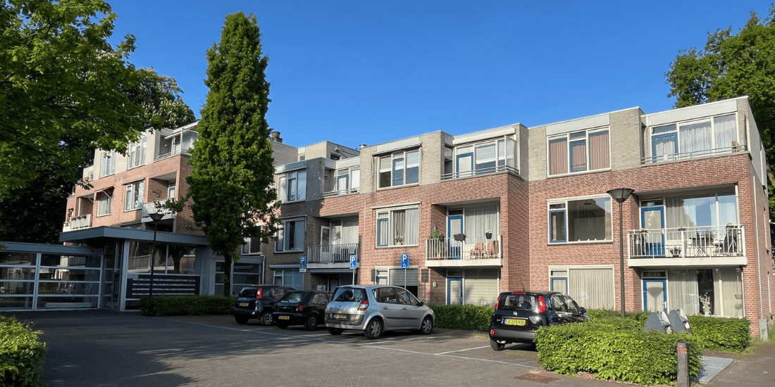 Foto van de woningen van de Ireneflat in de zon