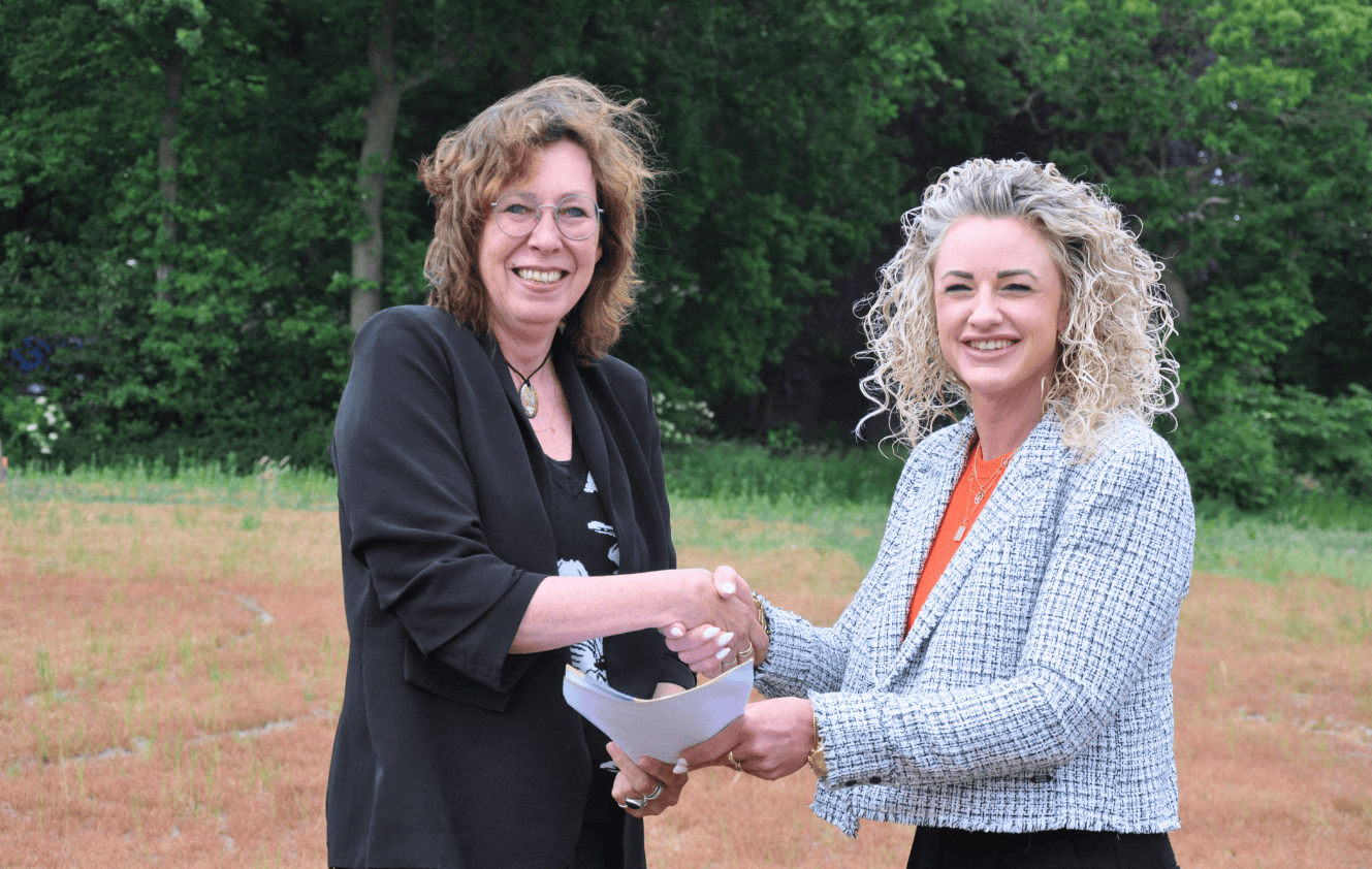 Wethouder Hanneke Coppens en directeur-bestuurde Joke Abbring schudden elkaar de hand