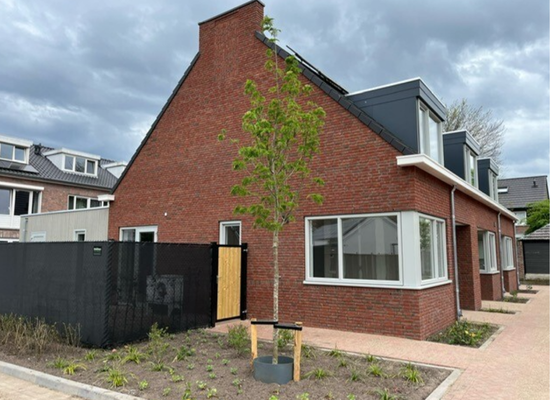 Rijtje van 3 woningen aan de Johannes Keijzershof vanaf de zijkant gefotografeerd.