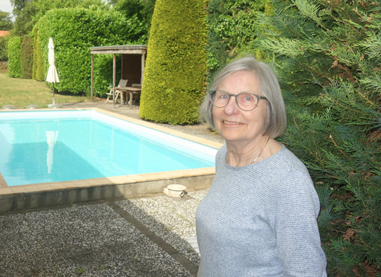 Nellie in de tuin van haar oude woning bij het zwembad.