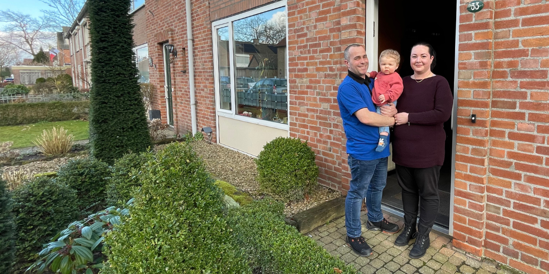 Pim Ilse en hun zoontje voor de deur van hun nieuwe woning