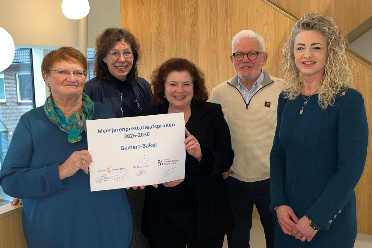 Twee vertegenwoordigers van Huurdersbelang, twee wethouders van gemeente Gemert-Bakel en directeur van Goed Wonen met de prestatieafspraken