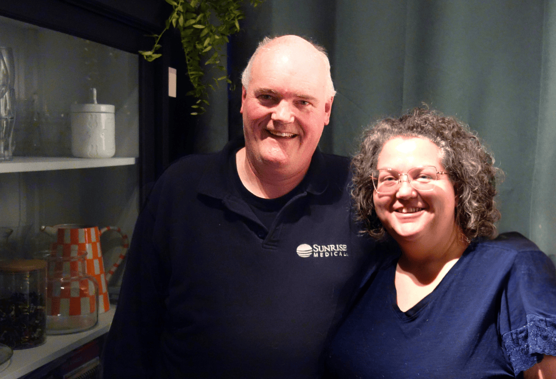 Rene en Nancey in een hoekje van de woonkamer van hun nieuwe woning