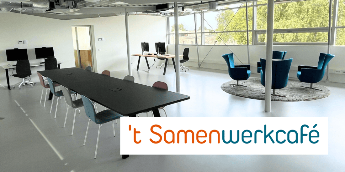 Overzicht foto van de ruimte van 't Samenwerkcafé met de verschillende werkplekken.