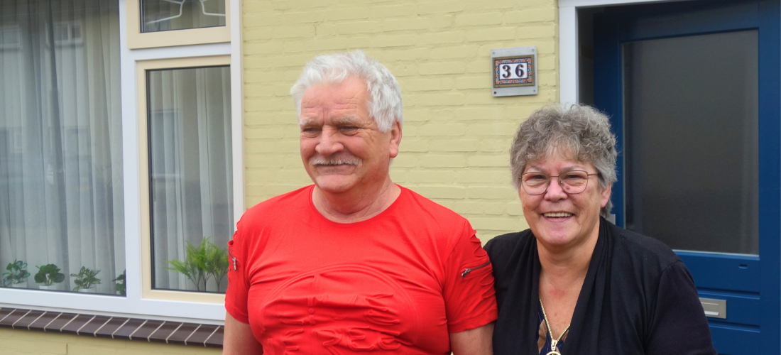 Yvonne en Ruud voor de nieuwe woning.