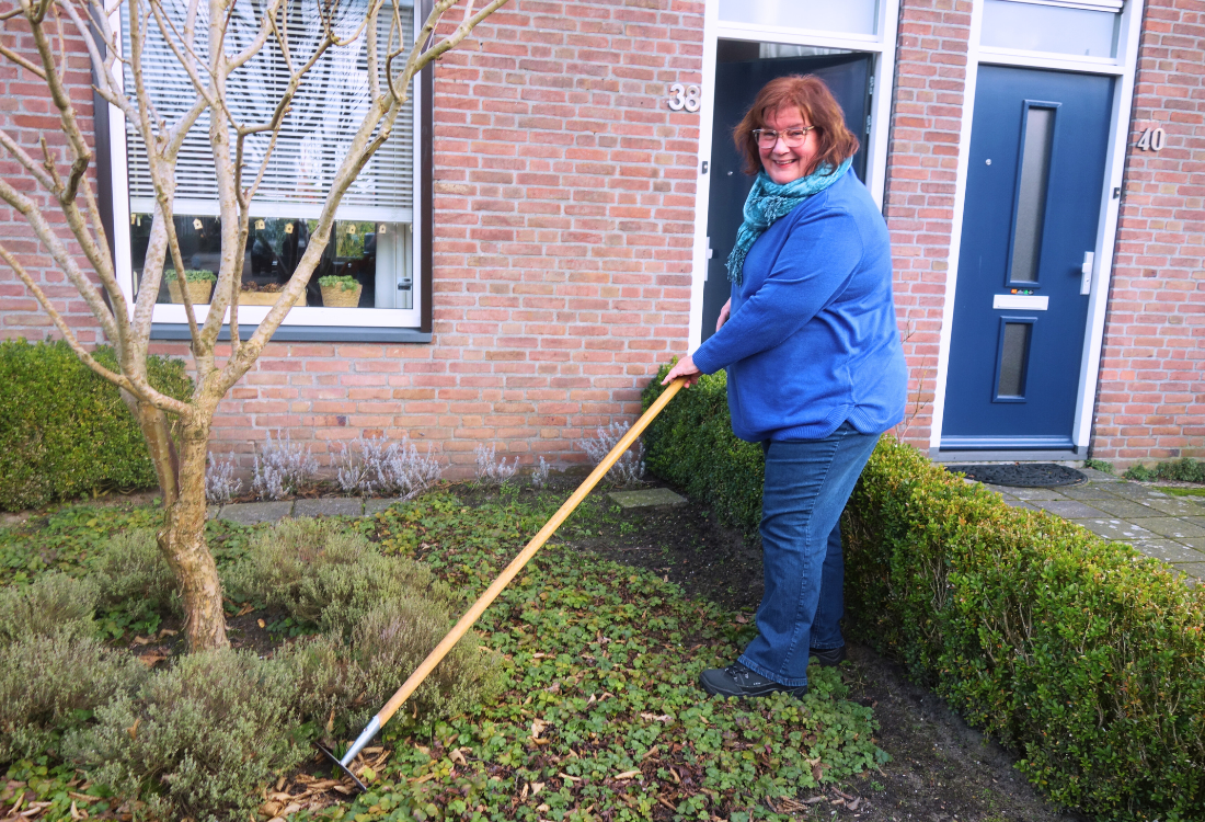 Tess van Schijndel aan het tuinieren in haar voortuin