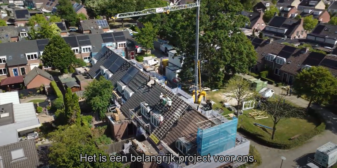 Drone shot van een blok woningen aan de Vlasakker tijdens werkzaamheden aan het dak