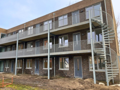 Foto van de voorkant van het appartementencomplex.