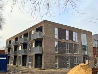 Foto van de zijkant van het appartementencomplex.