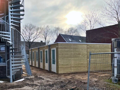 Foto van de schuurtjes bij het appartementencomplex.