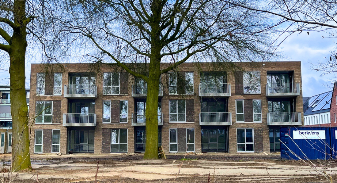 Foto van de achterkant van het appartementencomplex.