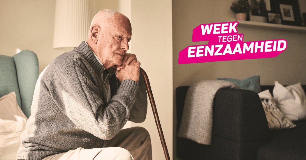 Foto van een oudere man alleen. Zittend op de bank in zijn woning. Met logo week tegen de eenzaamheid.