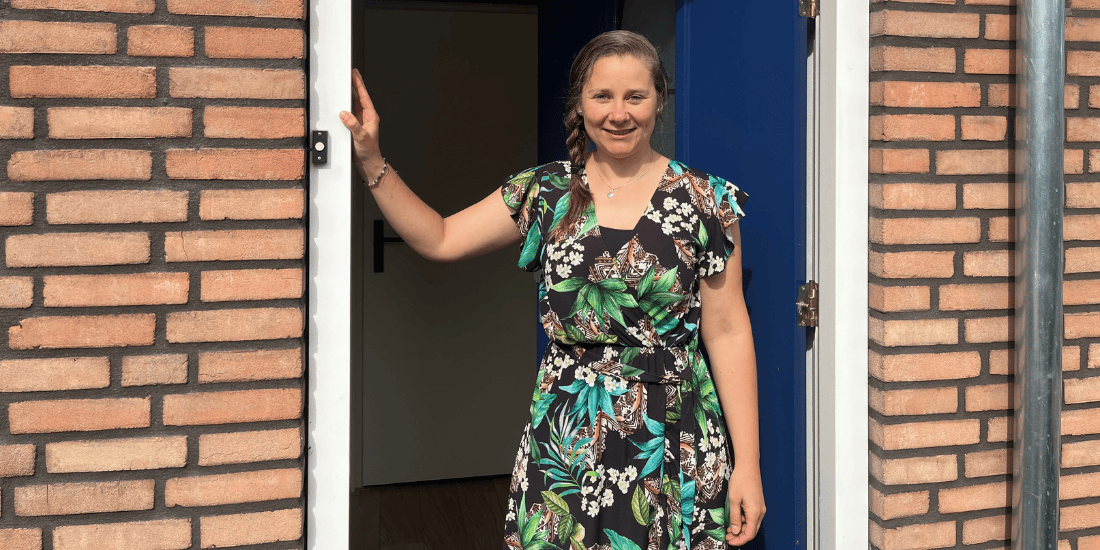 Wiesje in de deuropening van haar woning