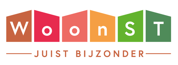 Logo van WoonST. Elke letter staat in een gekleurd vlakje in de kleuren bruin rood oranje geel groen en blauw. Deze vlakjes vormen samen een rij huisjes 