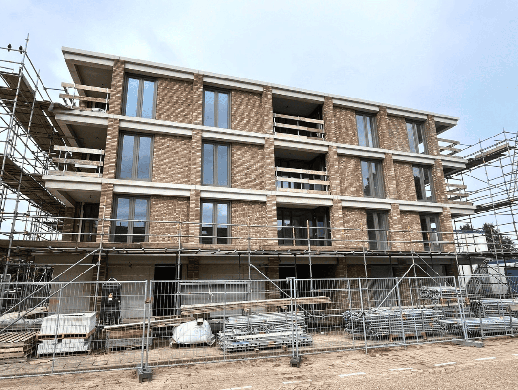 Foto van 1 van de 2 appartementencomplexen in aanbouw met alle 4 de woonlagen zichtbaar