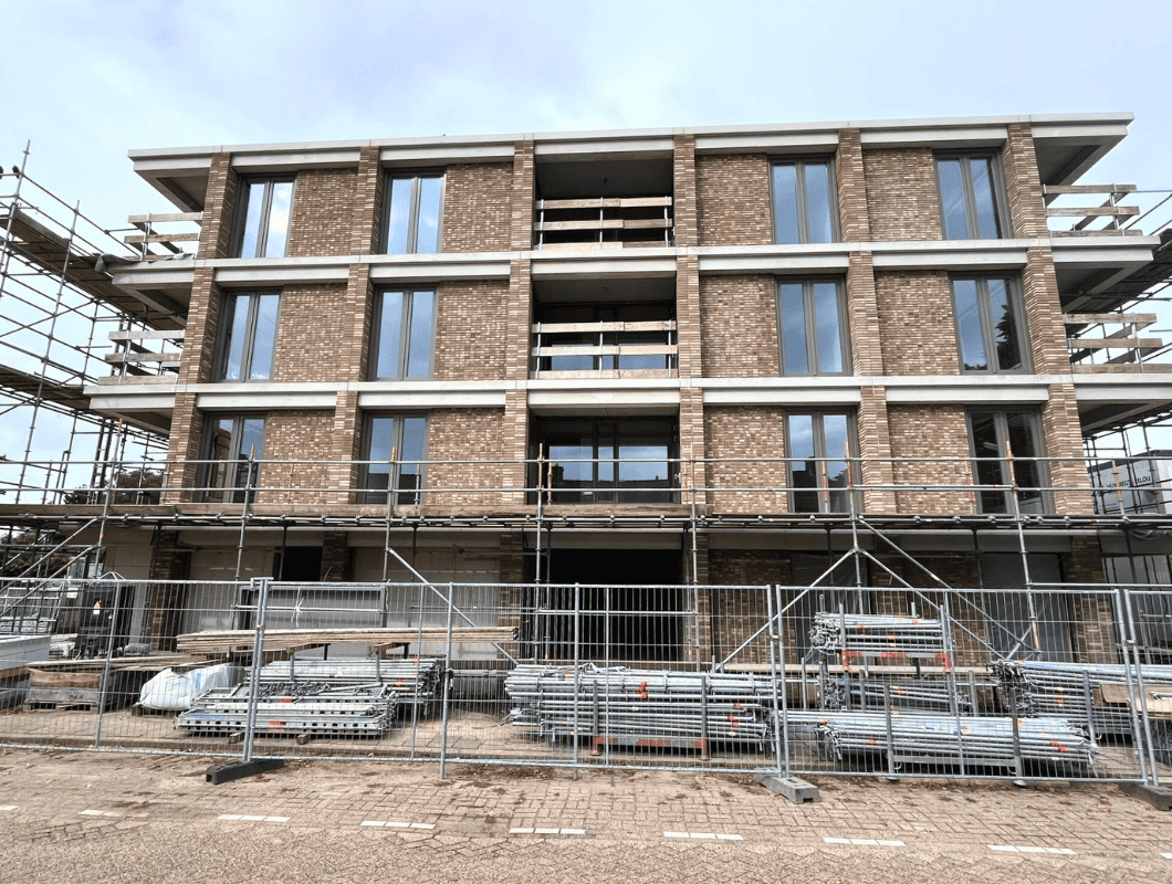 Foto van het tweede appartementencomplexen in aanbouw met alle 4 de woonlagen zichtbaar