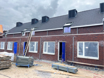 Foto van de middelste 2 woningen van de rij aan de achterzijde gefotografeerd. Buitenkant helemaal gereed.