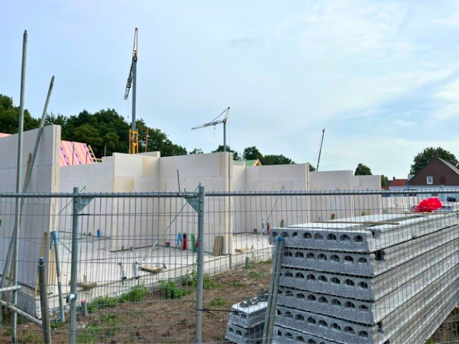 Met grote kalkzandsteen blokken zijn de eerste muren en tussenmuren al gezet