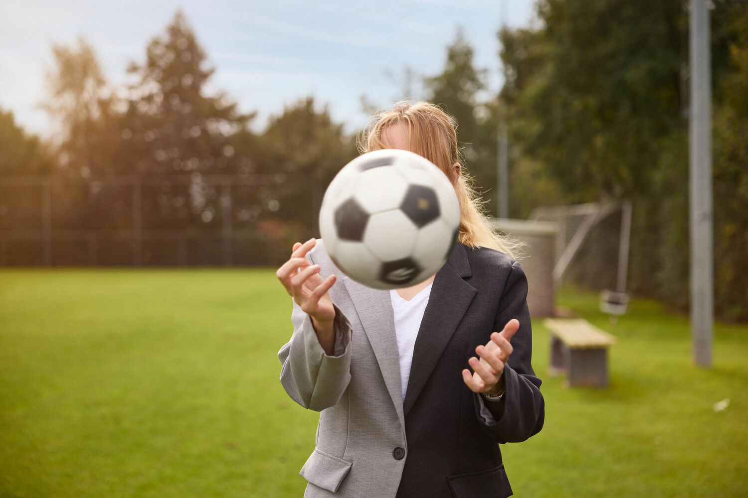 Woningzoekende Lotte bij de voetbalvereniging waar zij vrijwilligerswerk doet