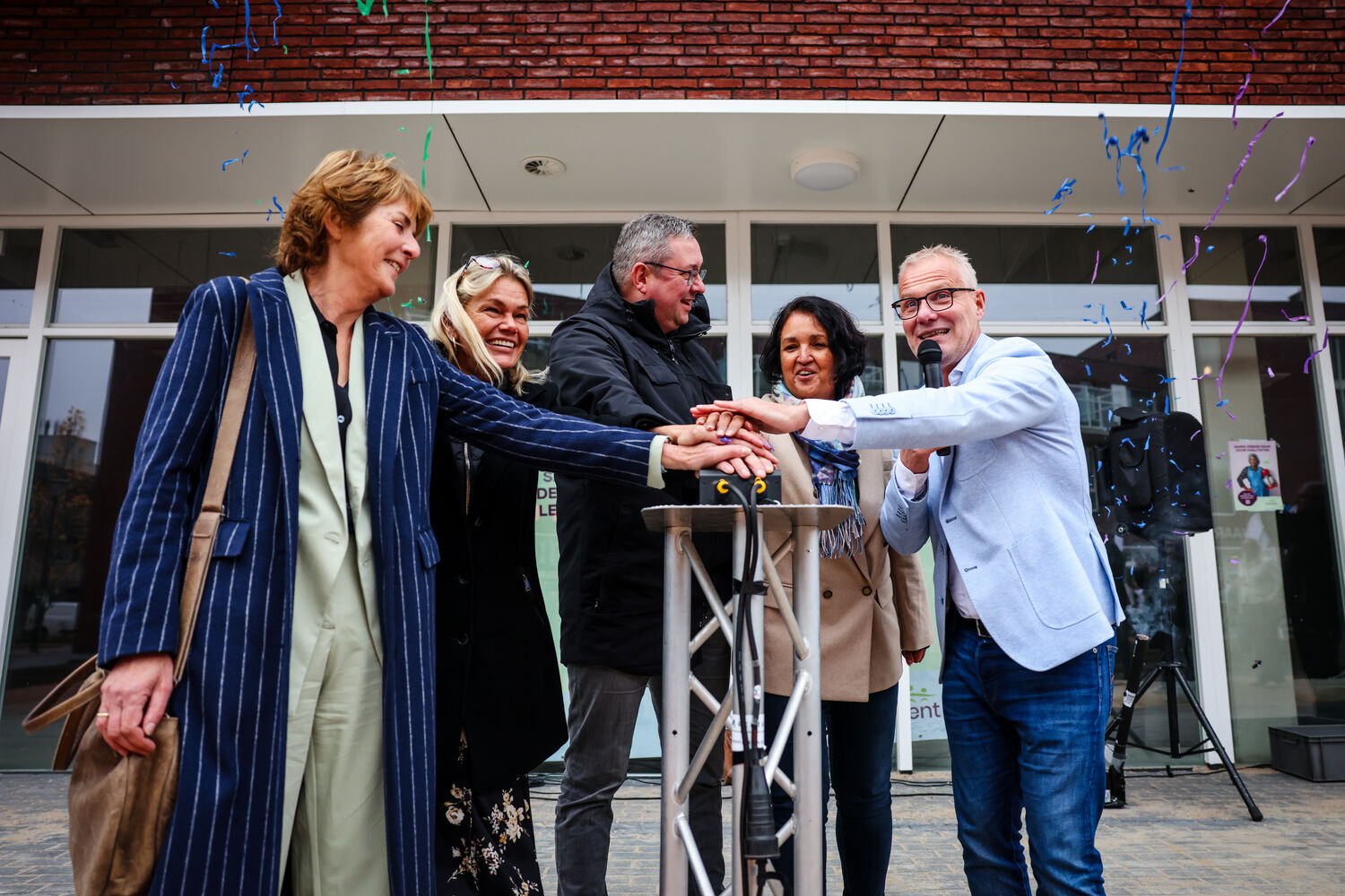 andere betrokken organisaties het gebouw, door op een grote rode knop te drukken