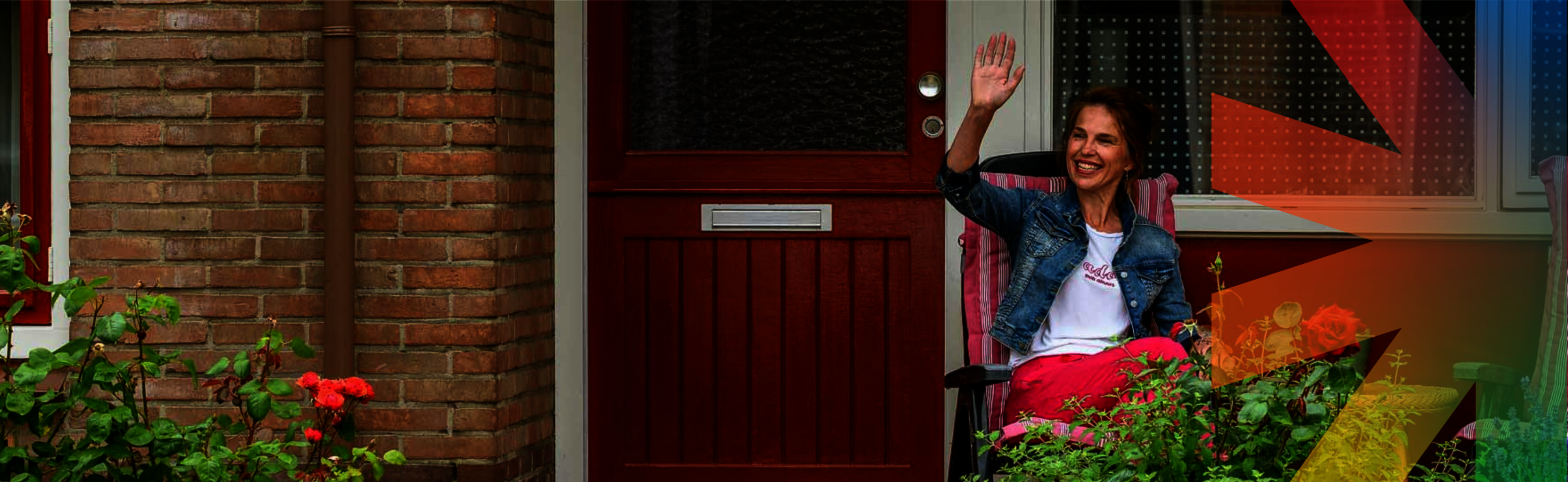 huurder zit voor haar rode deur en zwaait