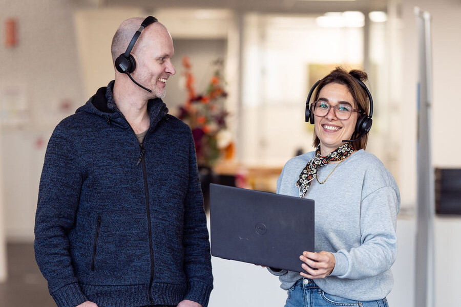Medewerkers klantenservice met headset en laptop