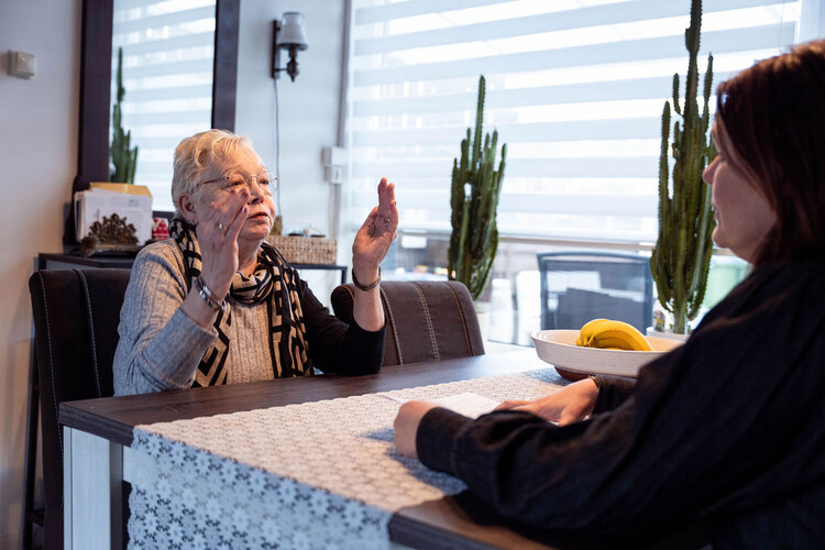 Medewerker Laurentius op bezoek bij een bewoner thuis
