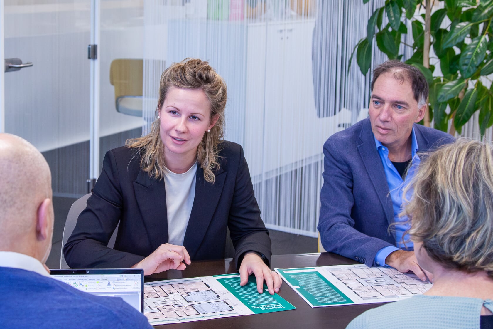 Mensen in overleg in het kantoor van Laurentius