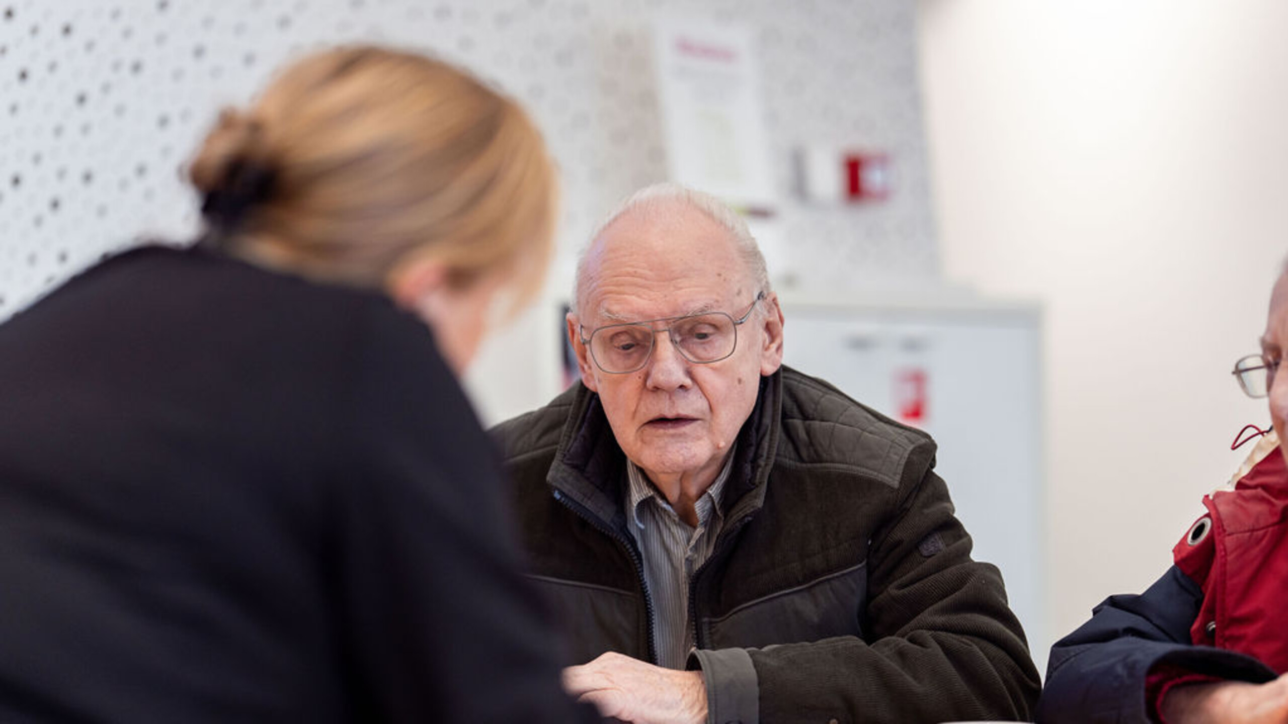 Medewerker van Laurentius in gesprek met bewoners