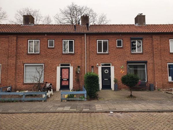 Vooraanzicht woningen van voor de wijkvernieuwing