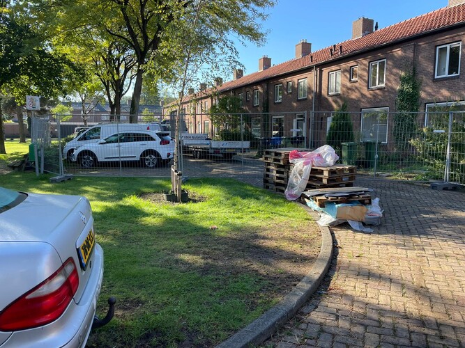 De woningen zijn leeg en de bouwhekken geplaatst