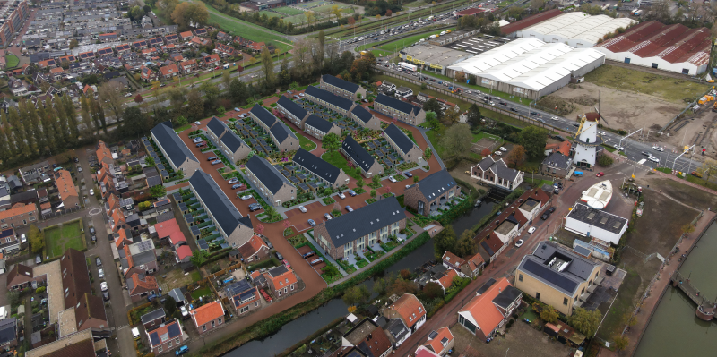 Luchtfoto met ingetekende impressies van de nieuwbouw in Molenwei