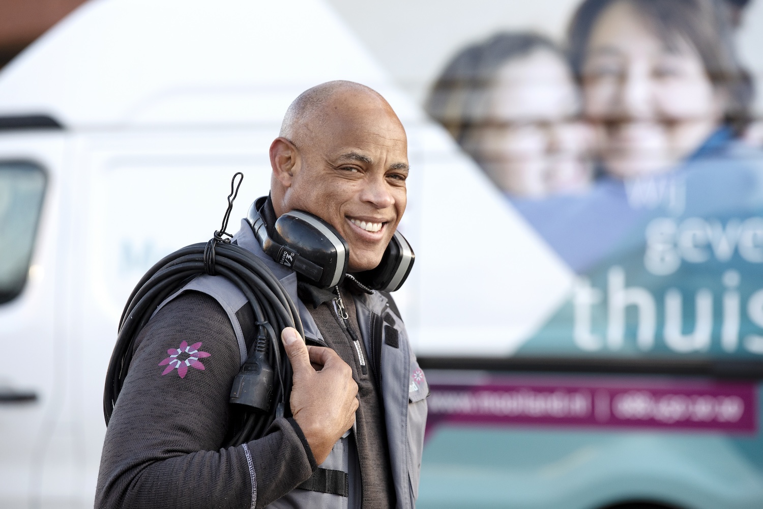 vakman voor de bus van Mooiland