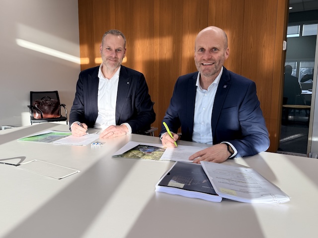 Twee directeuren die handtekening zetten op overeenkomst