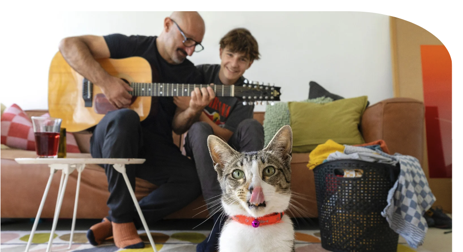 man met gitaar en zoon